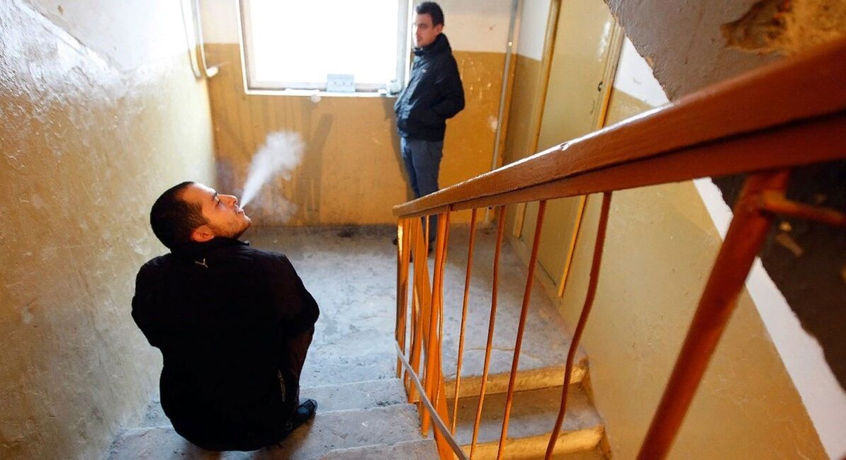koridorda sigara içmek